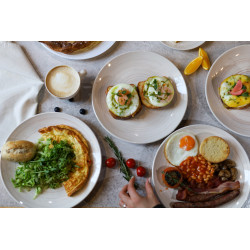 V.Miliukas  Vėlyvieji pusryčiai restorane