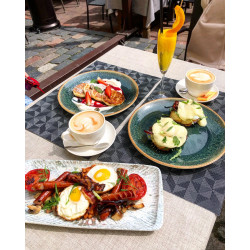 V.Miliukas  Vėlyvieji pusryčiai restorane